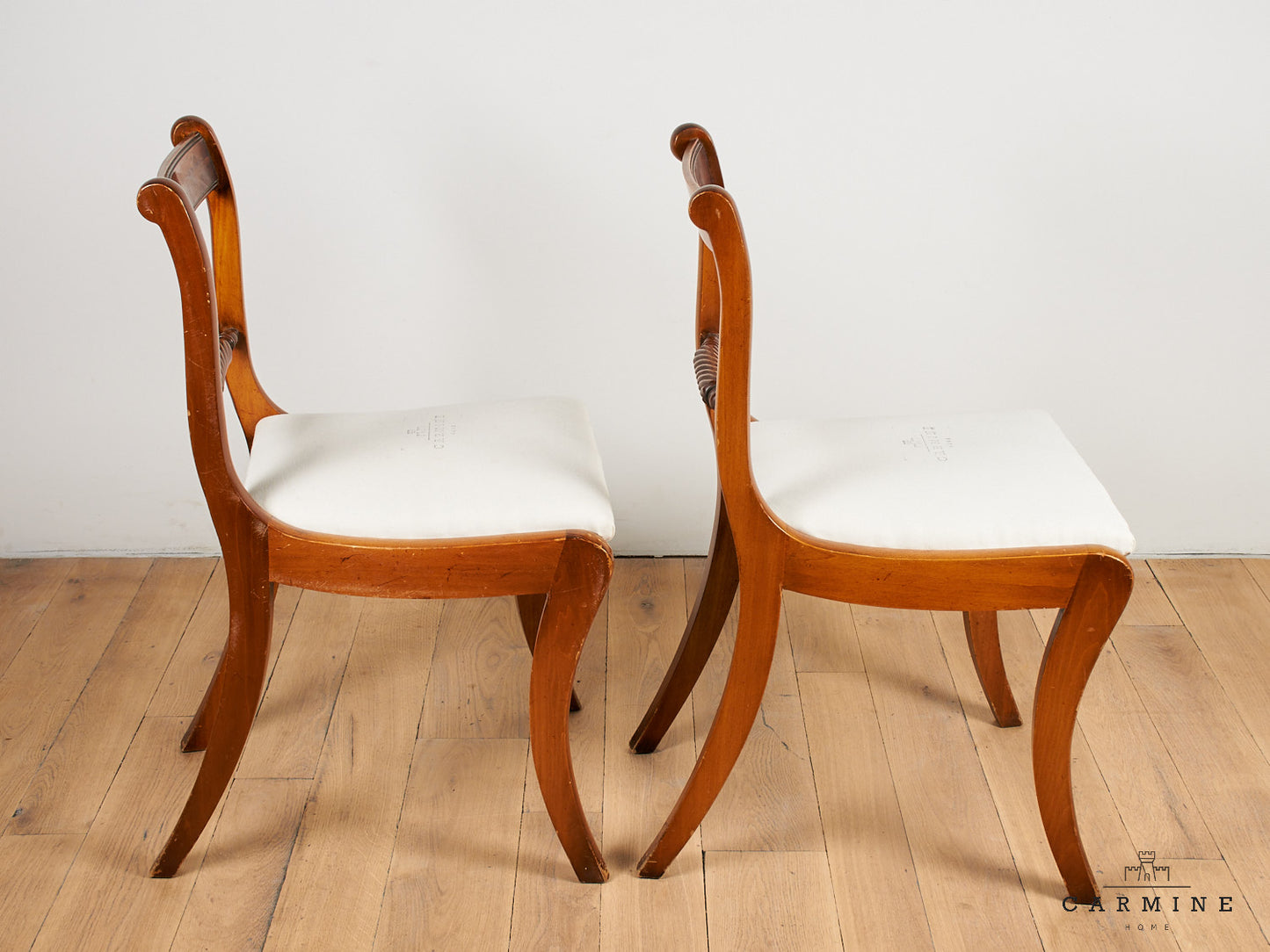 1 pair of twirling chairs