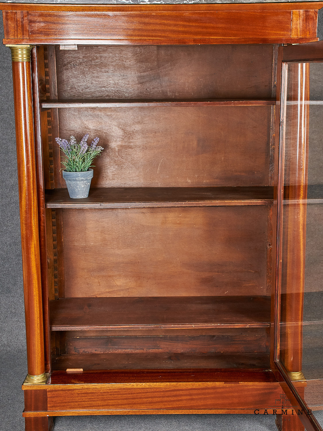 Vitrine im Empirestil um 1950