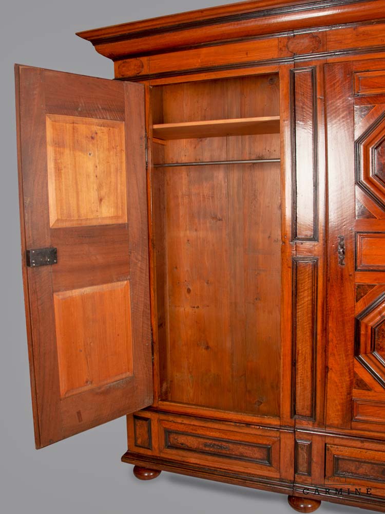 Baroque cupboard, walnut - probably Alpine, early 18th century