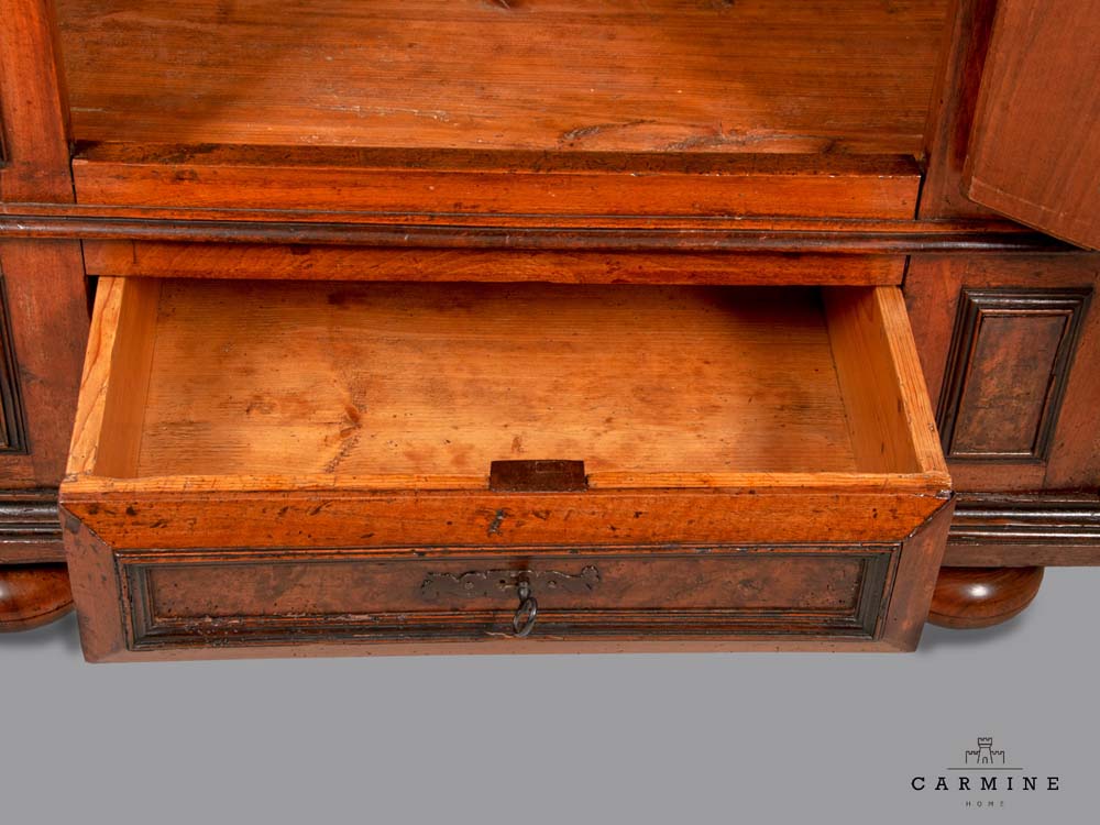 Baroque cupboard, walnut - probably Alpine, early 18th century