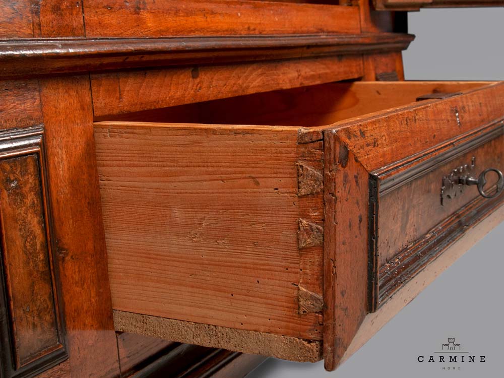 Baroque cupboard, walnut - probably Alpine, early 18th century