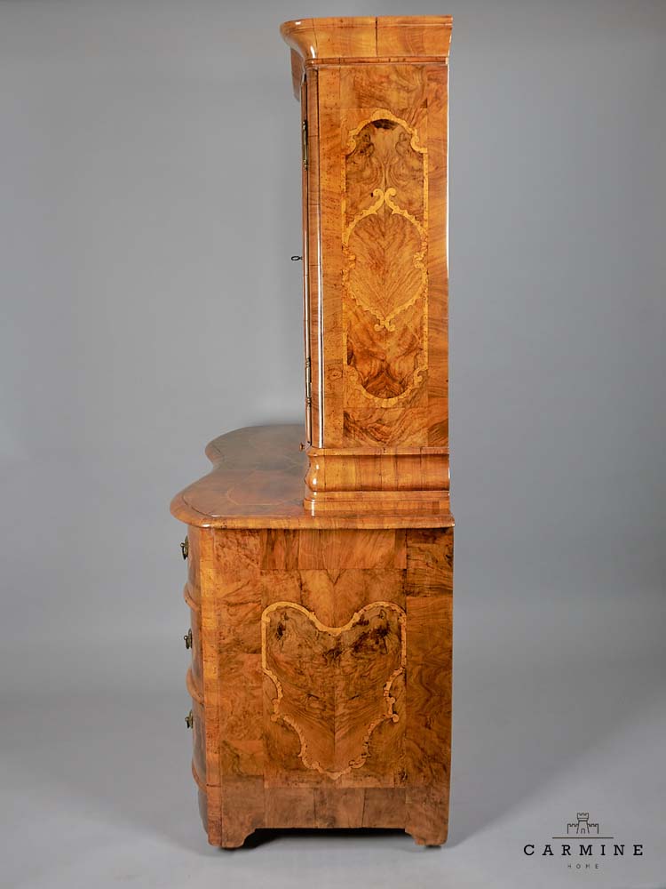 Barocke Aufsatzkommode, wohl Basel um 1740 - Nuss- und Nusswurzelholzfurnier auf Tannenholz