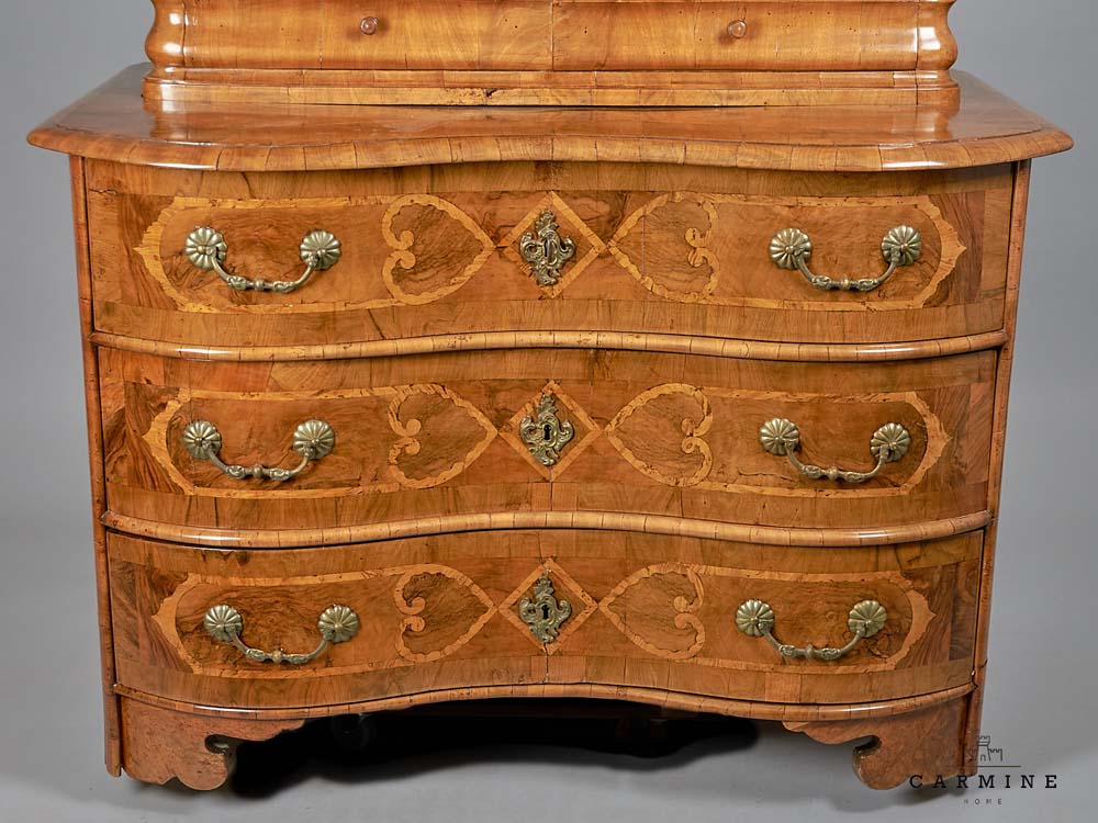 Barocke Aufsatzkommode, wohl Basel um 1740 - Nuss- und Nusswurzelholzfurnier auf Tannenholz