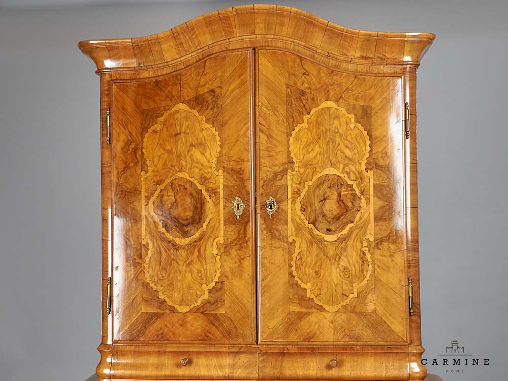 Barocke Aufsatzkommode, wohl Basel um 1740 - Nuss- und Nusswurzelholzfurnier auf Tannenholz