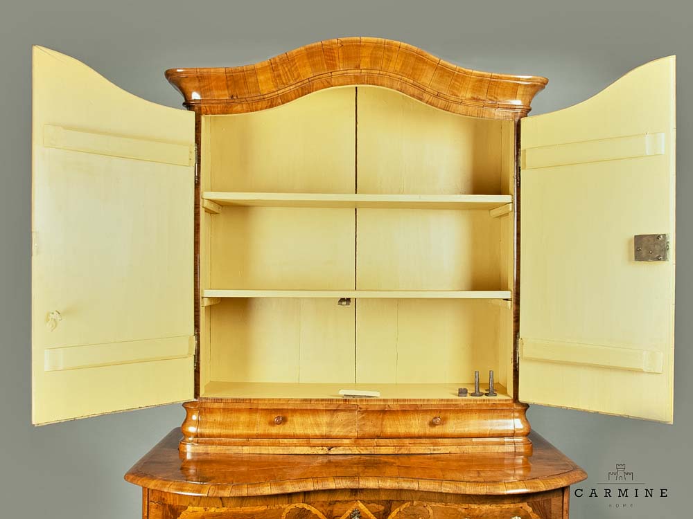 Barocke Aufsatzkommode, wohl Basel um 1740 - Nuss- und Nusswurzelholzfurnier auf Tannenholz