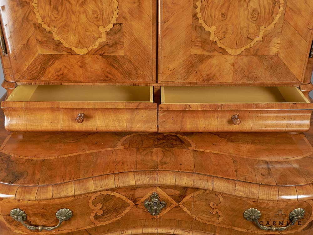 Barocke Aufsatzkommode, wohl Basel um 1740 - Nuss- und Nusswurzelholzfurnier auf Tannenholz