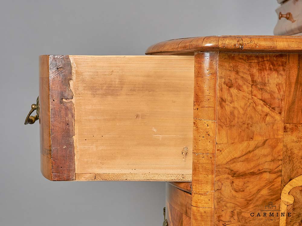 Barocke Aufsatzkommode, wohl Basel um 1740 - Nuss- und Nusswurzelholzfurnier auf Tannenholz