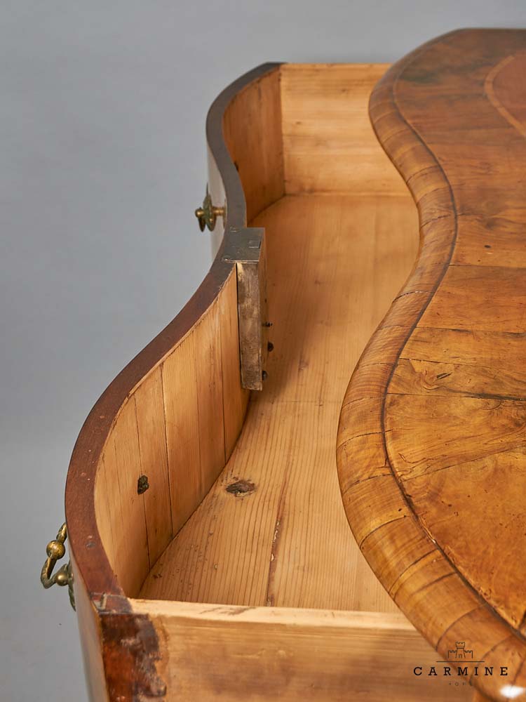 Barocke Aufsatzkommode, wohl Basel um 1740 - Nuss- und Nusswurzelholzfurnier auf Tannenholz