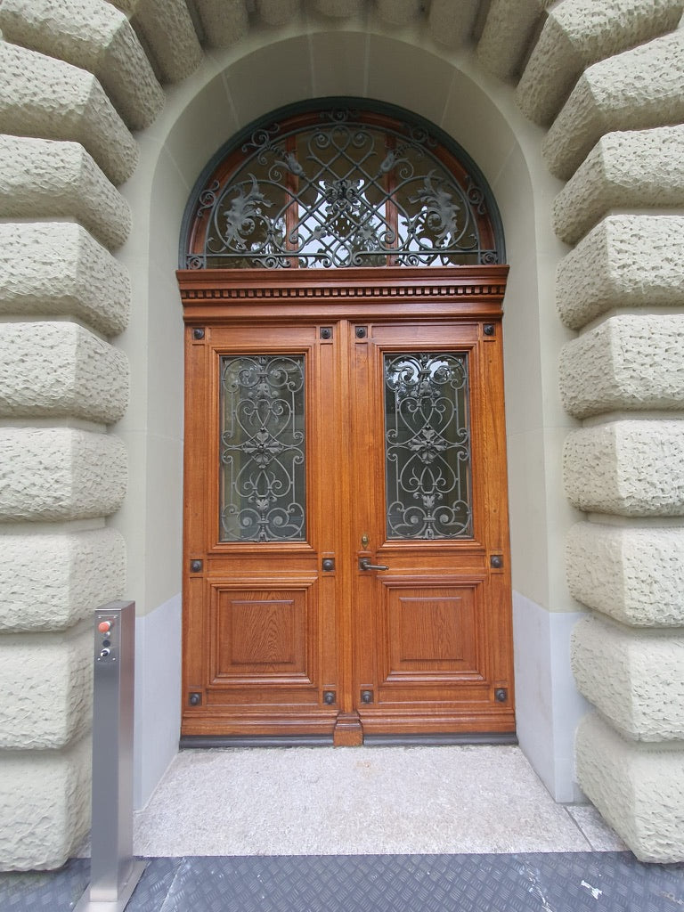 Restaurierung historischer Eingangstüren in Bern
