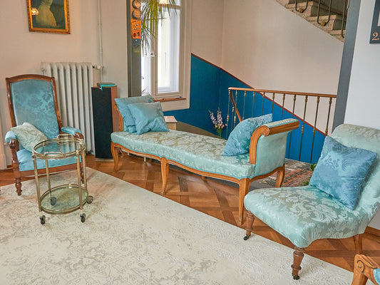 Neubezug einer historischen Sitzmöbel-Garnitur