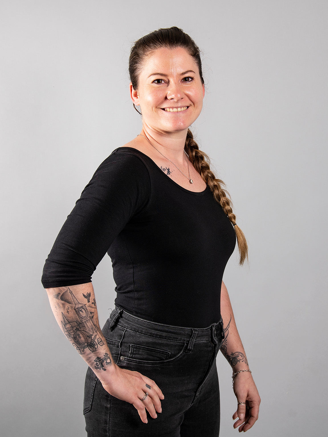 Restauratorin bei CARMINE HOME bei der Arbeit an historischen Möbeln