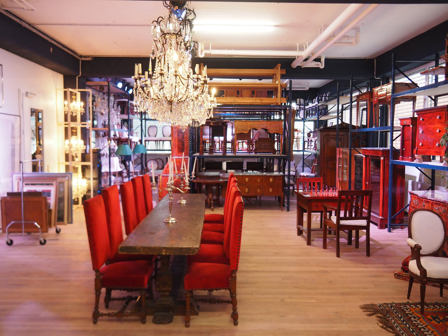 Antiquitäten und restaurierte Möbel in der Lagerhalle von CARMINE HOME in Bern Ostermundigen