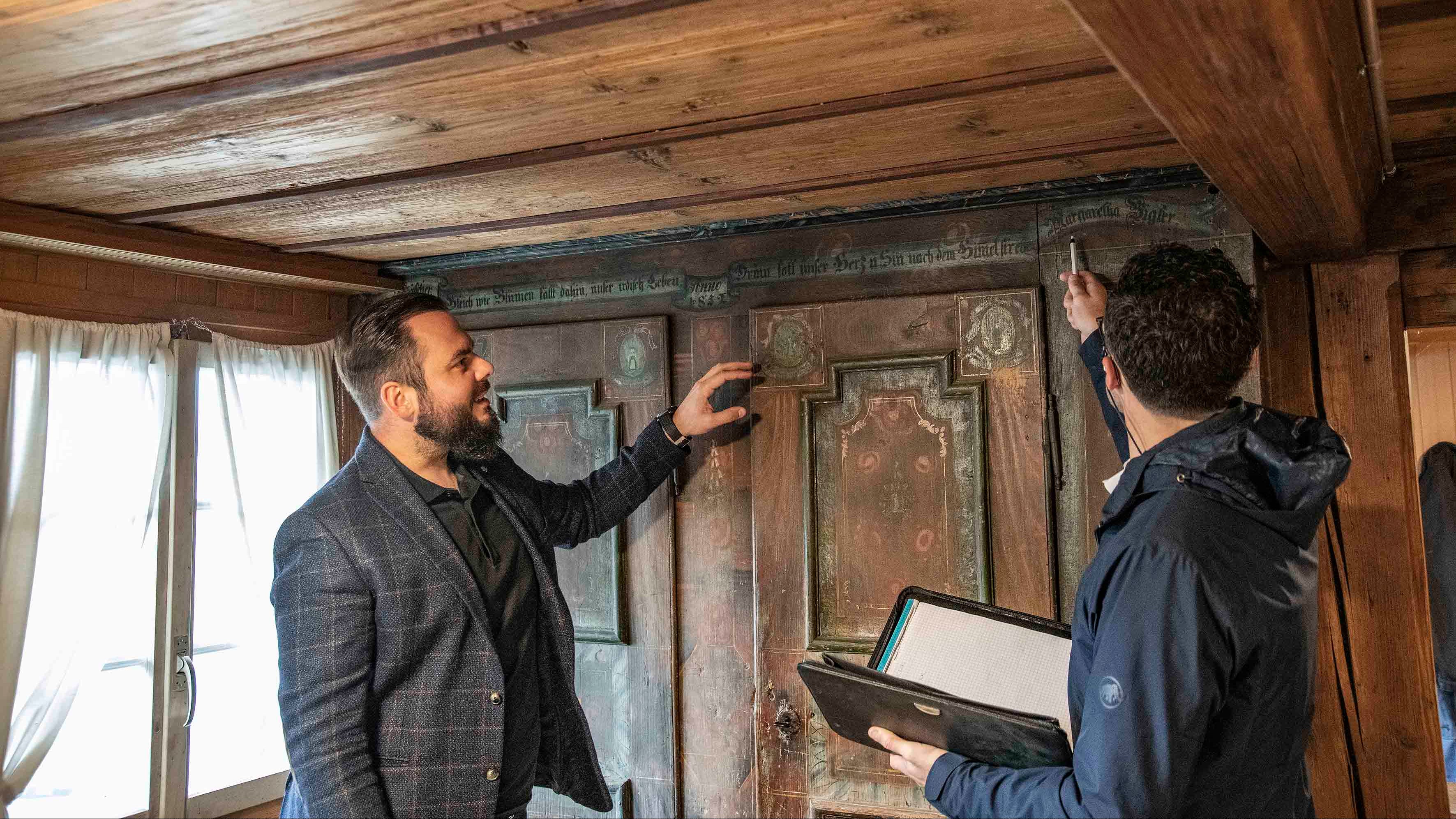 Restaurierung und Analyse einer historischen Bauernmalerei auf Holzoberfläche eines Schrankes durch CARMINE HOME in Bern