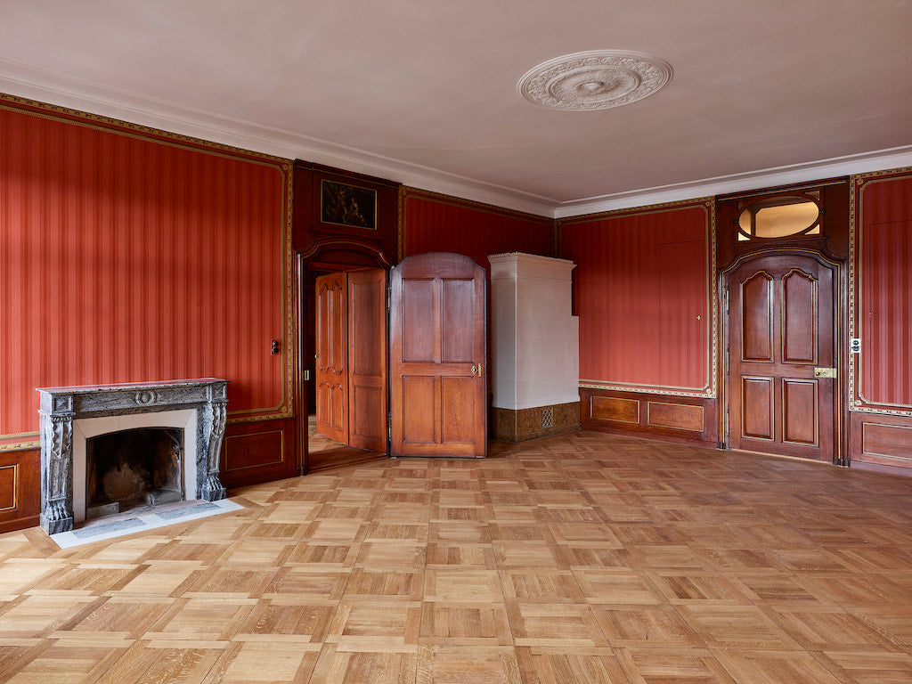 Historischer Innenraum mit restaurierten Holzoberflächen, Türen und Wandgestaltung – Carmine Home Bern
