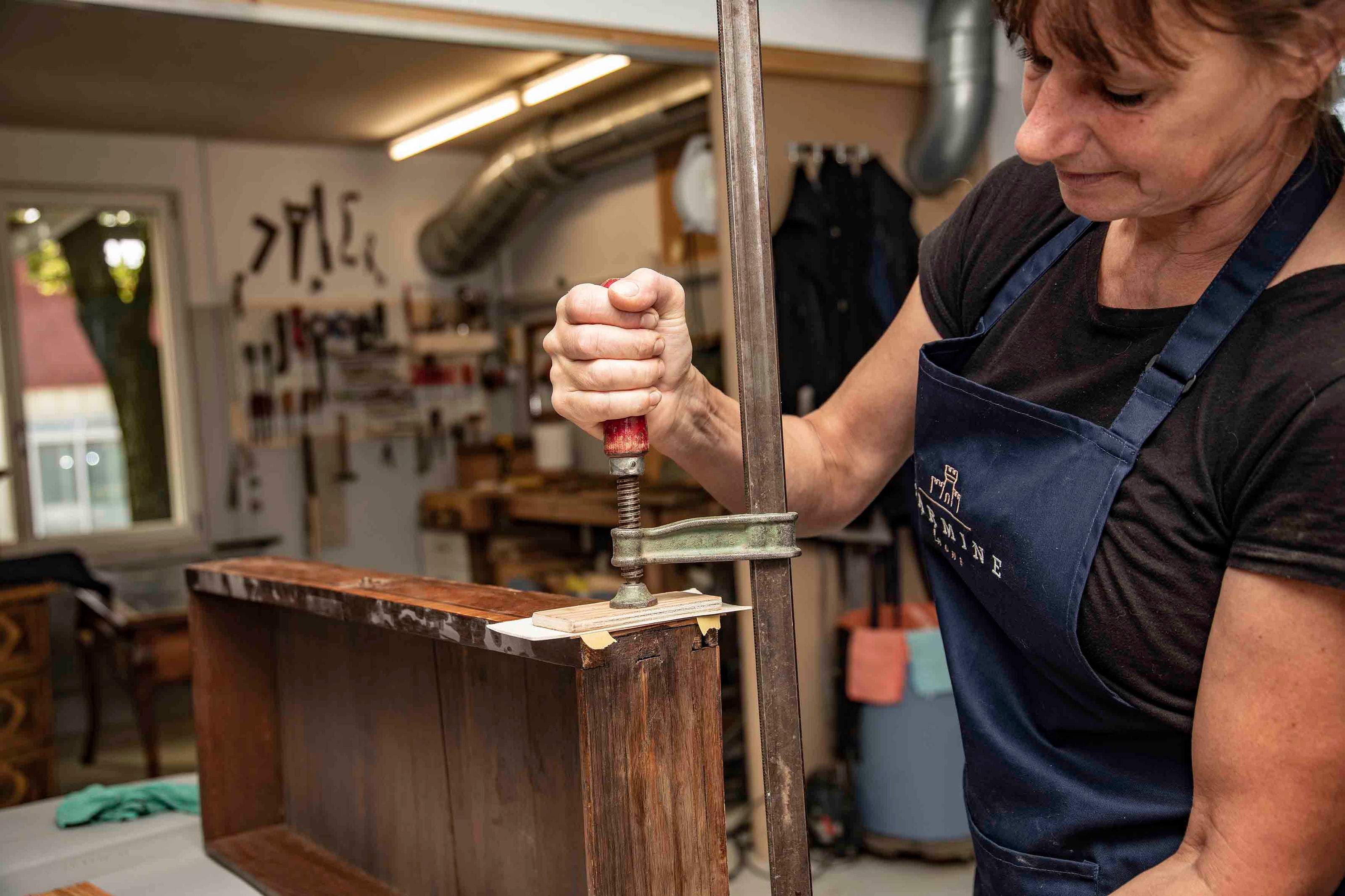 Stabilisierung und Reparatur der Holzkonstruktion eines antiken Möbelstücks – Restaurierung in Bern