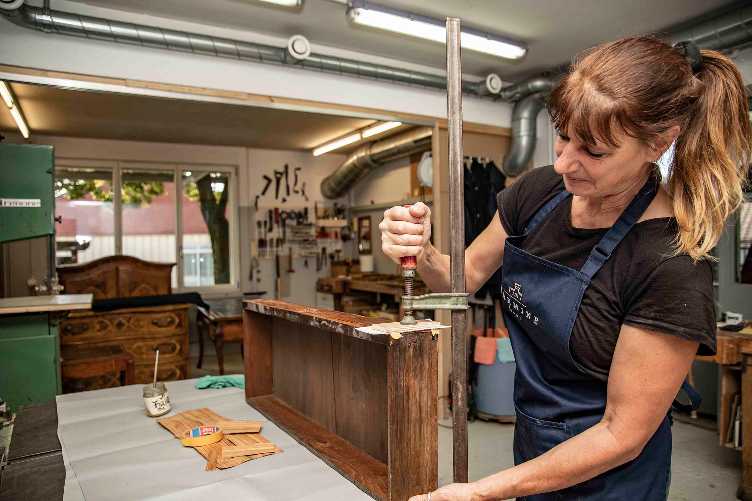 Möbelrestaurierung in Bern – Reparatur und Stabilisierung eines antiken Holzmöbels in der Werkstatt