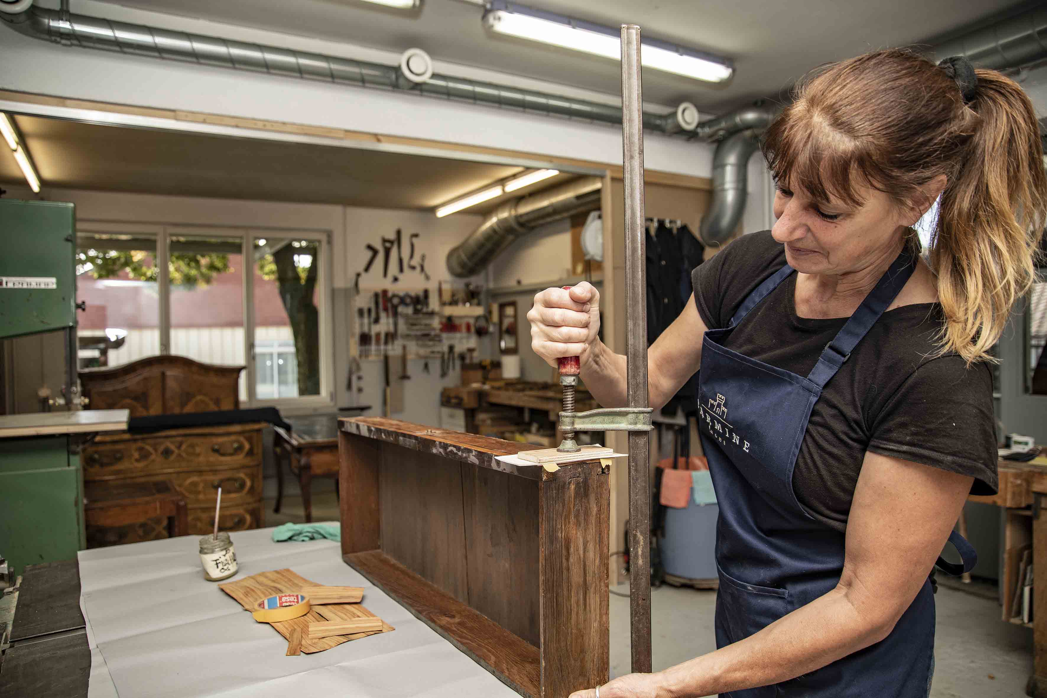 Möbelrestaurierung in Bern – Reparatur und Stabilisierung eines antiken Holzmöbels in der Werkstatt